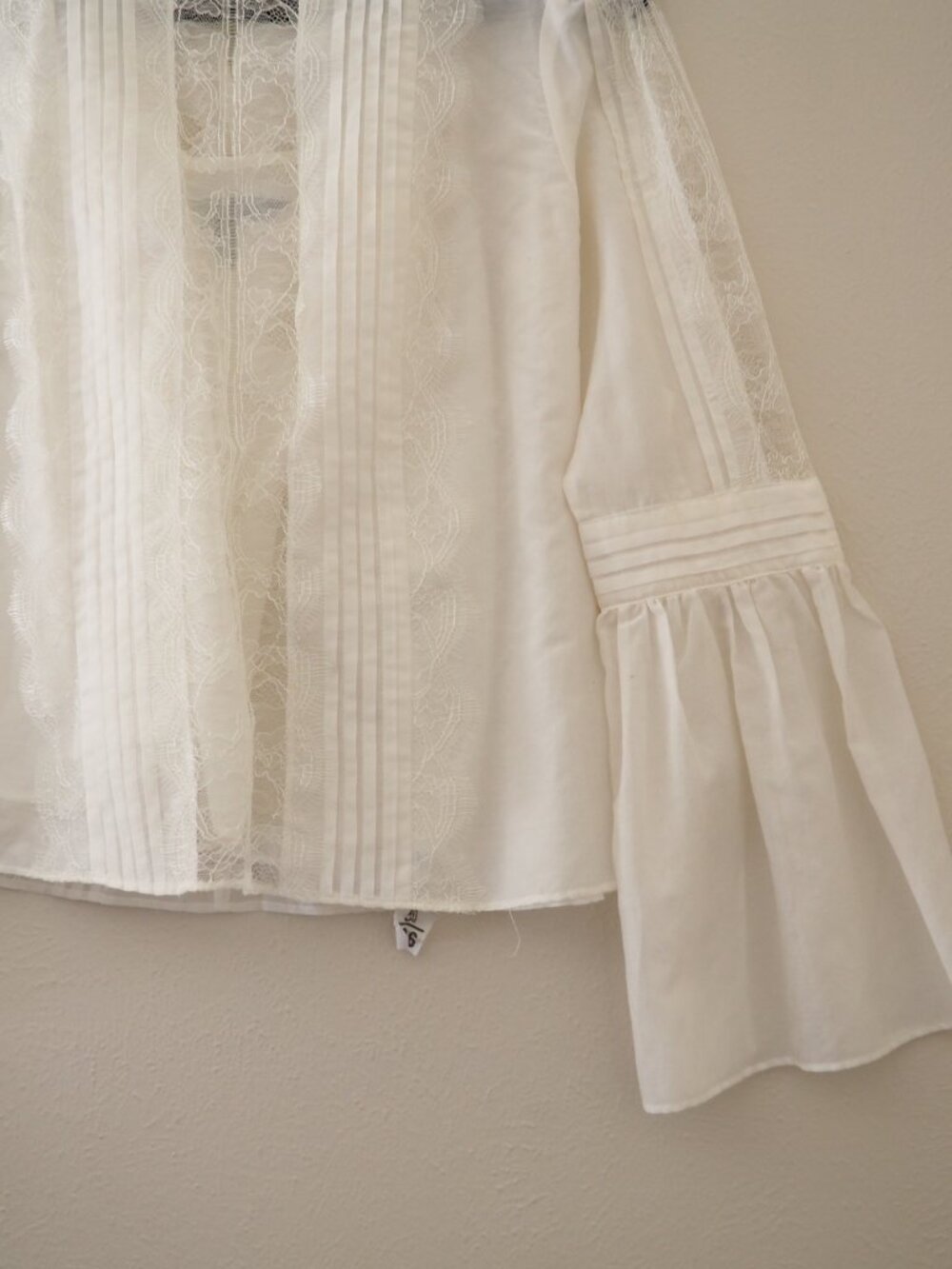 White House Black Market Long Bell Sleeve Lace Blouse sz 4 - Picture 8 of 12